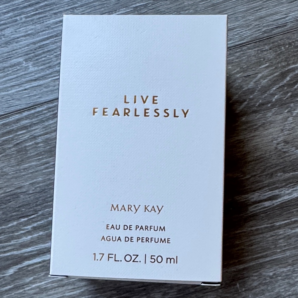 Mary Kay Live Fearlessly Eau de Parfum Box - White & Gold